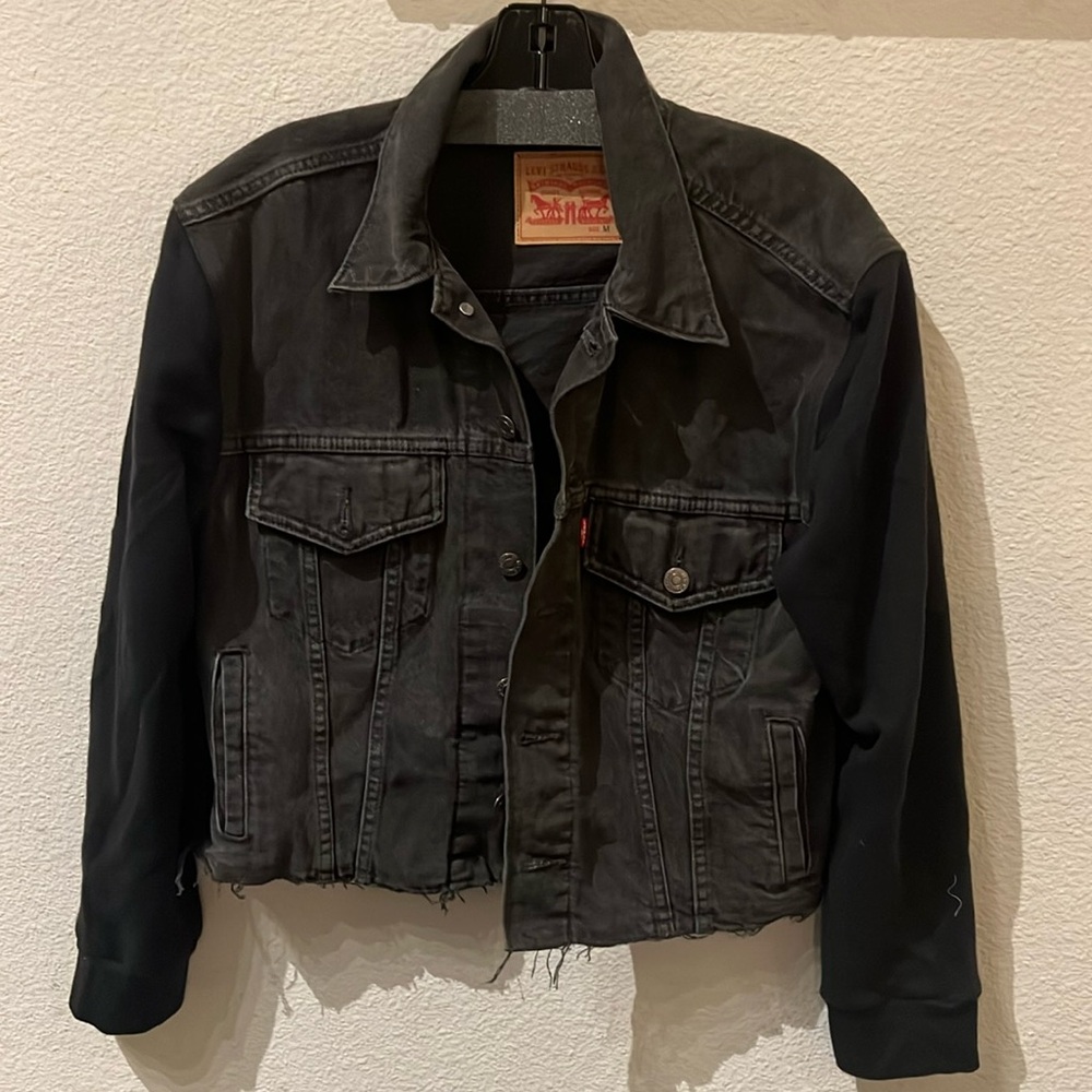 Levi’s - Black dark washed denim jacket - semi-cropped - women’s Medium